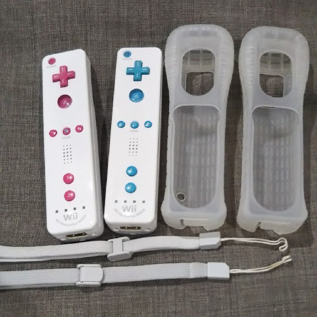 Wii(ウィー)の専用）wiiリモコンモーションプラス2セット、マリオカートソフト、ハンドル3個 エンタメ/ホビーのゲームソフト/ゲーム機本体(家庭用ゲーム機本体)の商品写真