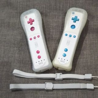 ウィー(Wii)の専用）wiiリモコンモーションプラス2セット、マリオカートソフト、ハンドル3個(家庭用ゲーム機本体)