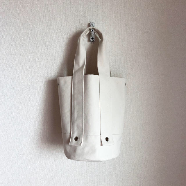 帆布のバケツ型トートバッグ　　オフホワイト ハンドメイドのファッション小物(バッグ)の商品写真