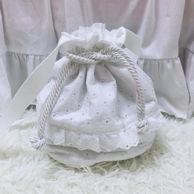 ♡白いレースたっぷりのまる巾着 レディースのバッグ(ショルダーバッグ)の商品写真