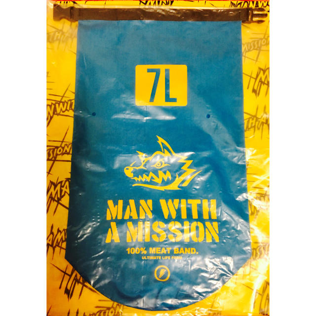 MAN WITH A MISSION(マンウィズアミッション)のMAN WITH A MISSION  MWAMロゴドライバッグ（7L）新品 エンタメ/ホビーのタレントグッズ(ミュージシャン)の商品写真