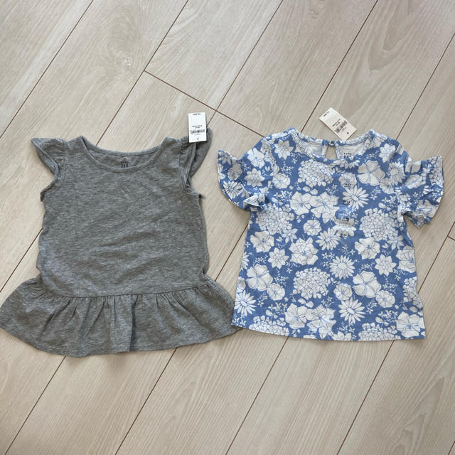 babyGAP(ベビーギャップ)の新品　baby GAP トップス　二枚セット キッズ/ベビー/マタニティのキッズ服女の子用(90cm~)(Tシャツ/カットソー)の商品写真