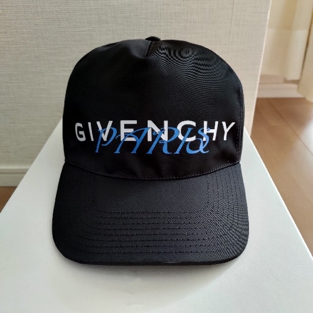 GIVENCHY(ジバンシィ)の新品タグ付き！GIVENCHYメンズ Paris 帽子 キャップ ブラック メンズの帽子(キャップ)の商品写真