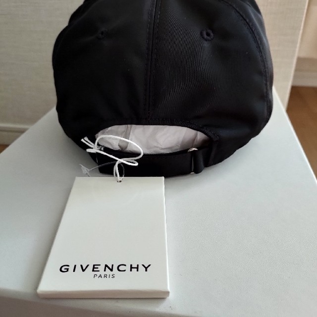 GIVENCHY(ジバンシィ)の新品タグ付き！GIVENCHYメンズ Paris 帽子 キャップ ブラック メンズの帽子(キャップ)の商品写真