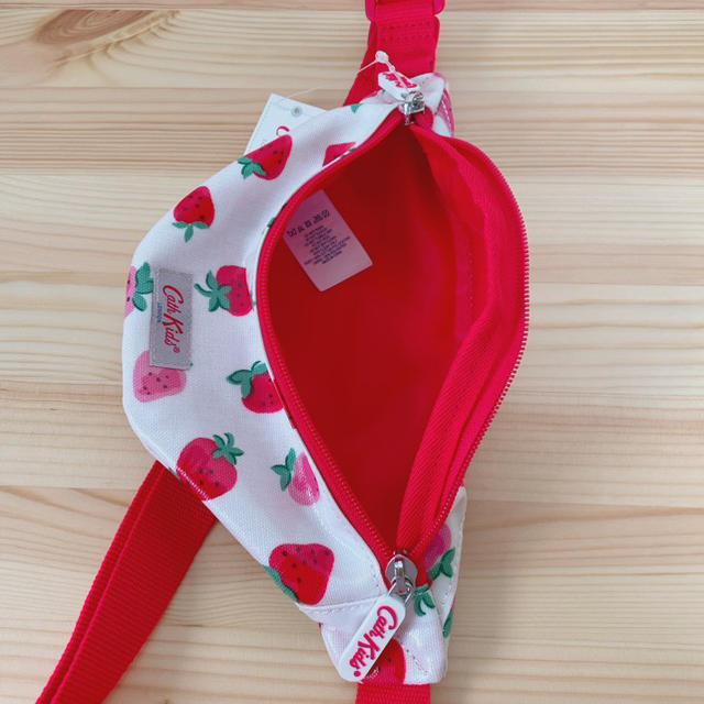 Cath Kidston(キャスキッドソン)の新品未使用　キャスキッドソン　いちご　ストロベリー　キッズ　ボデイバッグ キッズ/ベビー/マタニティのこども用バッグ(その他)の商品写真