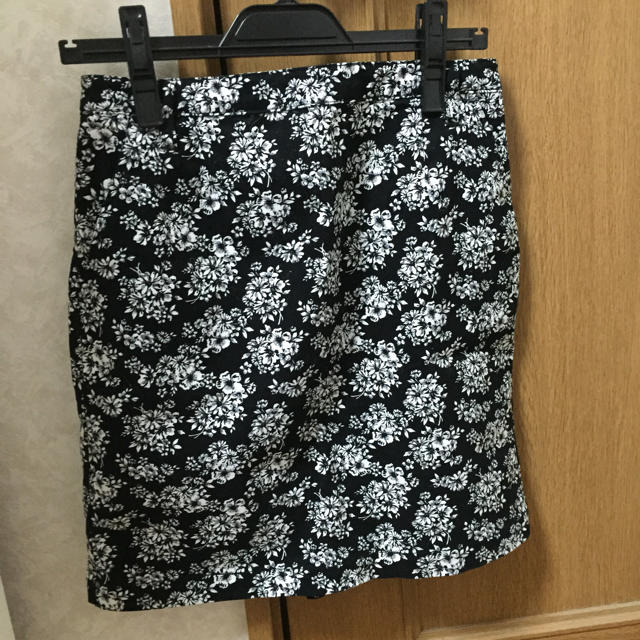 LOWRYS FARM(ローリーズファーム)の花柄 タイトスカート レディースのスカート(ひざ丈スカート)の商品写真