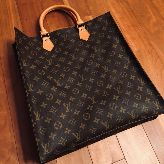 Louis Vuitton Çantalarda Bayraklar Dalganıyor • Bigumigu