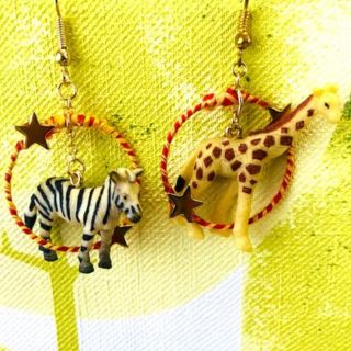 キリンとシマウマの輪くぐりピアス(ピアス)