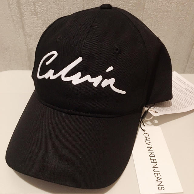 Calvin Klein(カルバンクライン)の【新品】カルバンクライン　黒　帽子　キャップ　 レディースの帽子(キャップ)の商品写真