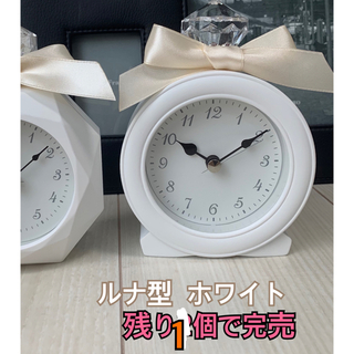 新品【ルナ型】大人気♡置時計ホワイト香水瓶型リボン★誕生日プレゼントや模様替えに(置時計)