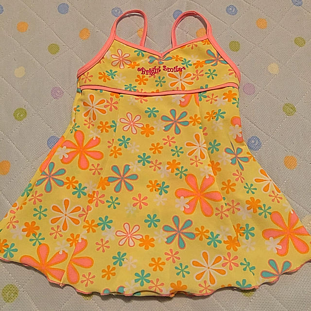 西松屋(ニシマツヤ)の黄色花柄水着100㎝ キッズ/ベビー/マタニティのキッズ服女の子用(90cm~)(水着)の商品写真