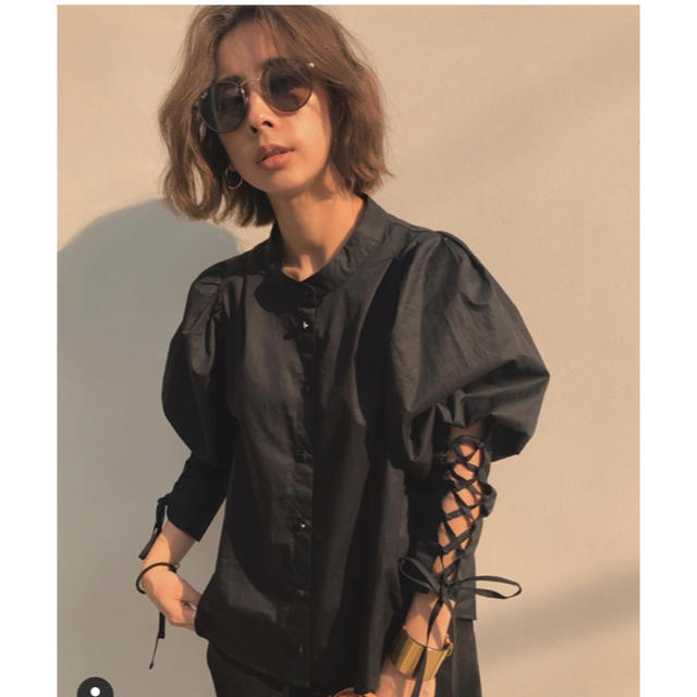 週末まで値下げ　LACE UP SLEEVE BLOUSE