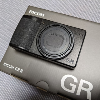 リコー(RICOH)のRICOH GR Ⅲ リコー  おまけ本革ストラップ及びガラスフィルム付き(コンパクトデジタルカメラ)