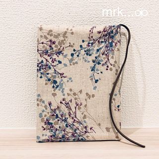 文庫本　ブックカバー　ハンドメイド　かすみ草　花柄　ナチュラル(ブックカバー)