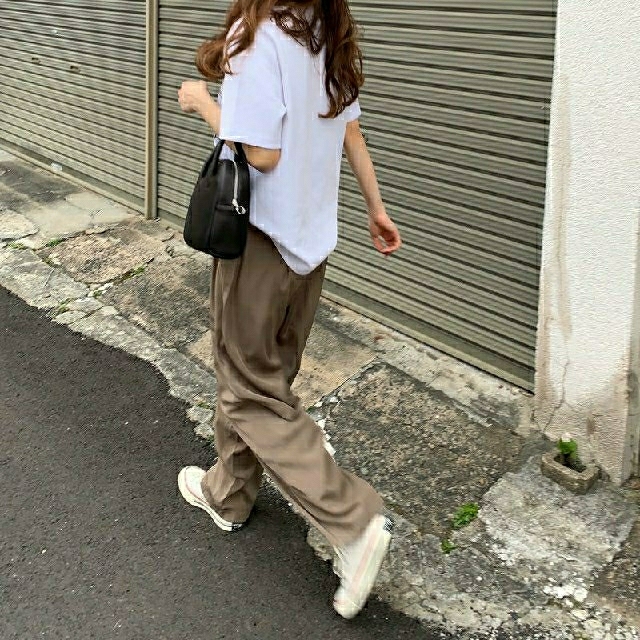 FASHIRU Tapered Satin Pants ブラウン レディースのパンツ(カジュアルパンツ)の商品写真