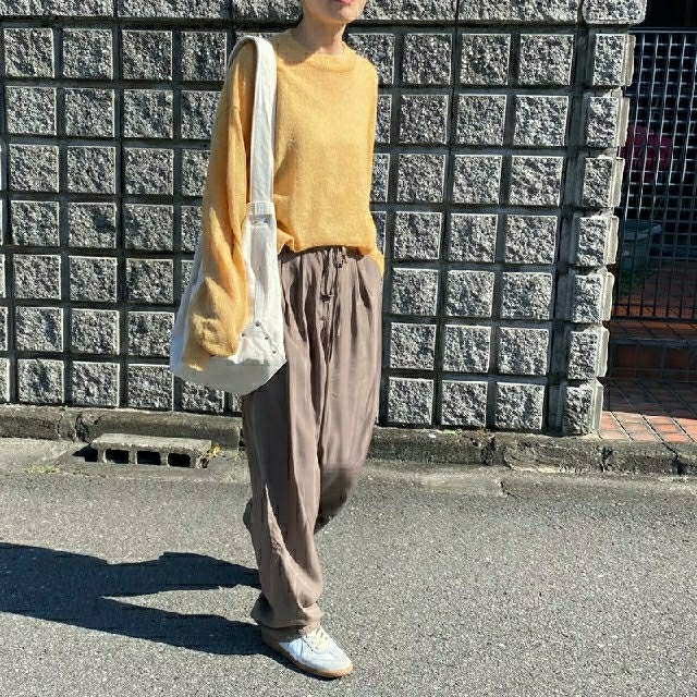 FASHIRU Tapered Satin Pants ブラウン レディースのパンツ(カジュアルパンツ)の商品写真