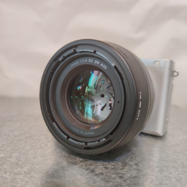 SONY(ソニー)の6月末購入α6400 sigma56mm f1.4 DC dn セット　シルバー スマホ/家電/カメラのカメラ(レンズ(単焦点))の商品写真