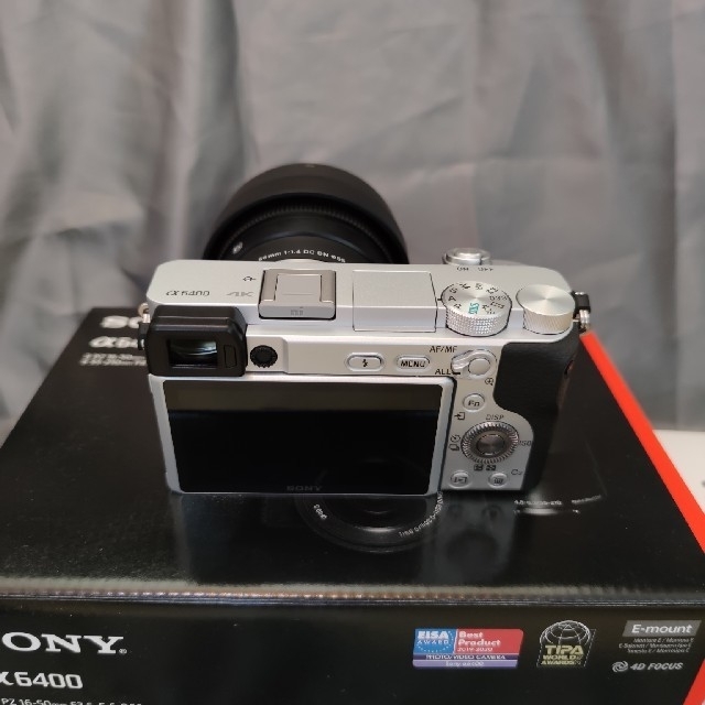 SONY(ソニー)の6月末購入α6400 sigma56mm f1.4 DC dn セット　シルバー スマホ/家電/カメラのカメラ(レンズ(単焦点))の商品写真
