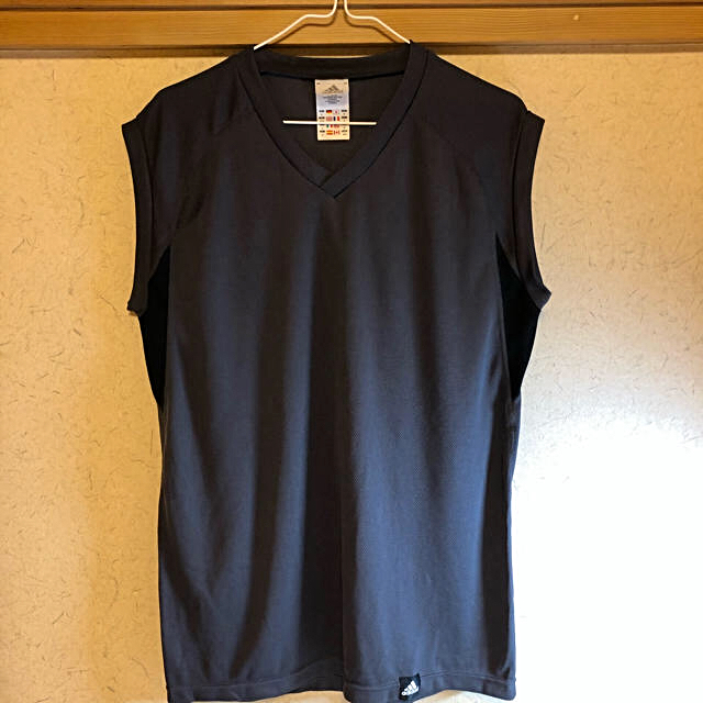 adidas(アディダス)のアディダス　ノースリーブ  グレー　サイズO（L） メンズのトップス(Tシャツ/カットソー(半袖/袖なし))の商品写真