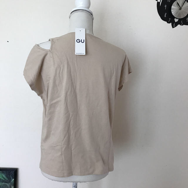 (979)GU アシメントリー カットアウトT レディースのトップス(Tシャツ(半袖/袖なし))の商品写真