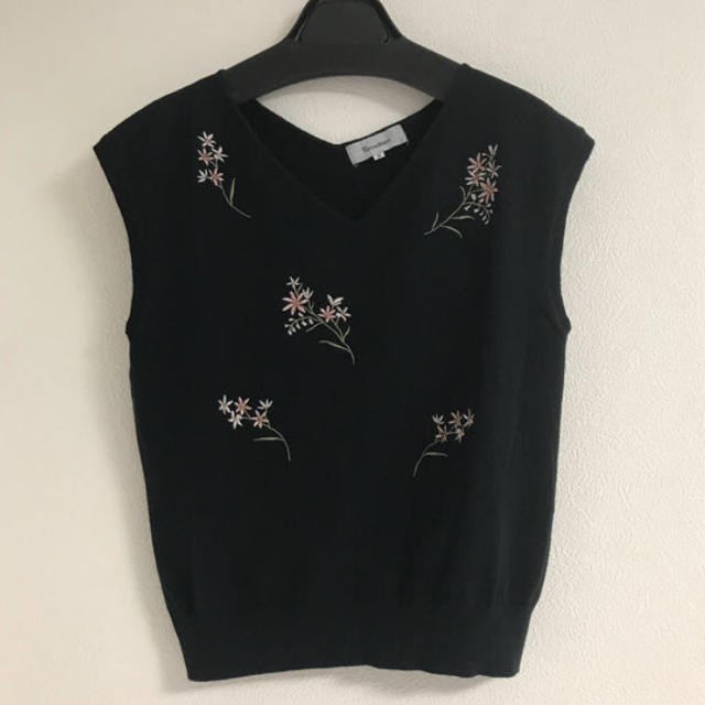 Rirandture(リランドチュール)のリランドチュール  花刺繍ニット レディースのトップス(Tシャツ(半袖/袖なし))の商品写真