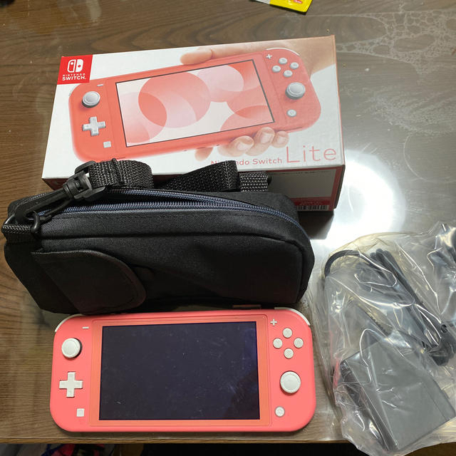 任天堂　Switch lite コーラル