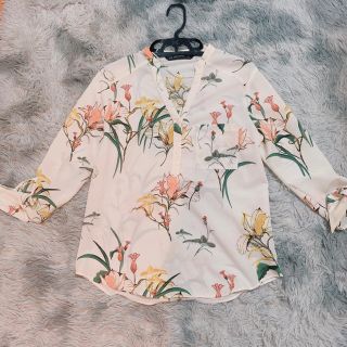 ザラ(ZARA)のZARA ボタニカル　花柄　ブラウス(シャツ/ブラウス(長袖/七分))