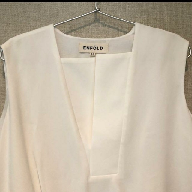 ENFOLD(エンフォルド)のENFOLD ホワイト　ノースリーブ　シフォン　ブラウス レディースのトップス(シャツ/ブラウス(半袖/袖なし))の商品写真
