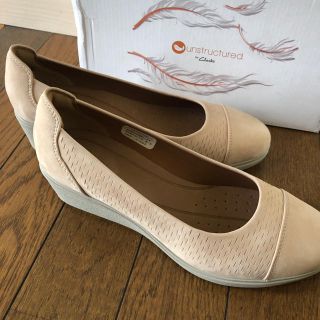 クラークス(Clarks)の【未使用】Clarks サンド レザー カットワーク切替ウェッジヒール パンプス(ハイヒール/パンプス)