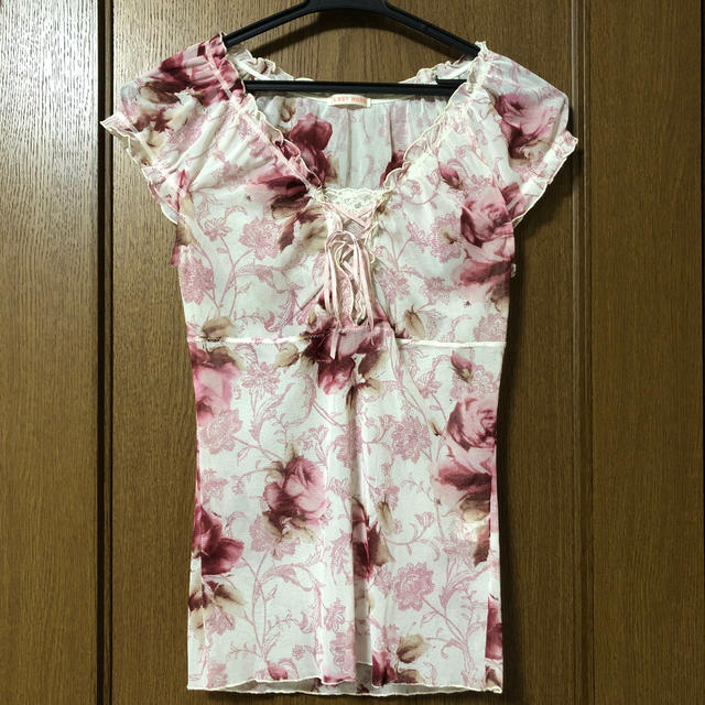 L'EST ROSE(レストローズ)の夏服 レディースのトップス(シャツ/ブラウス(半袖/袖なし))の商品写真