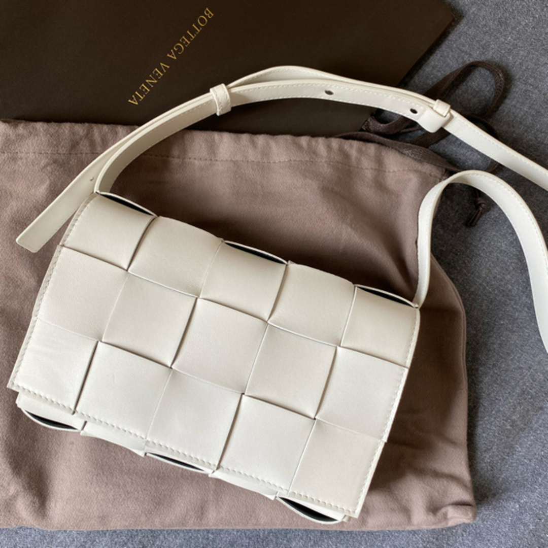 bottegaveneta 白×内側黒 カセットバッグボッテガヴェネタ