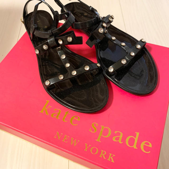 kate spade new york(ケイトスペードニューヨーク)のkate spade ラバーリボンビジューサンダル レディースの靴/シューズ(サンダル)の商品写真