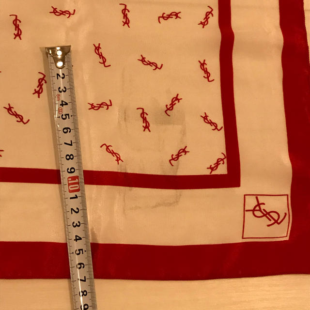 Saint Laurent(サンローラン)のYSL バンダナ　スカーフ　大判　赤白 レディースのファッション小物(バンダナ/スカーフ)の商品写真