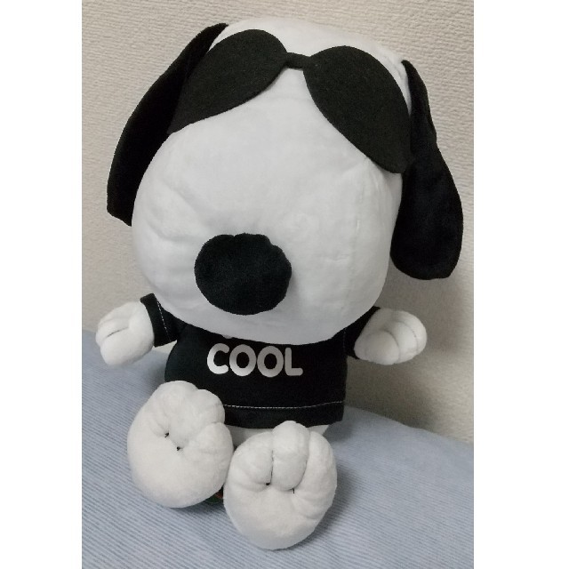 SNOOPY(スヌーピー)のSNOOPY スヌーピー サングラス ぬいぐるみ 黒アミューズメント 新品 エンタメ/ホビーのおもちゃ/ぬいぐるみ(ぬいぐるみ)の商品写真