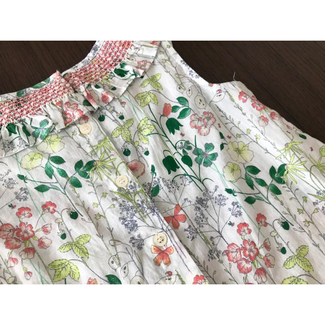 NEXT(ネクスト)のネクスト NEXT ■ 花柄　スモッキング刺繍　ブラウス　100 110 キッズ/ベビー/マタニティのキッズ服女の子用(90cm~)(Tシャツ/カットソー)の商品写真