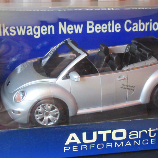 Volkswagen(フォルクスワーゲン)の蜘蛛男様オートアートニュービートルカブリオレ1/18 エンタメ/ホビーのおもちゃ/ぬいぐるみ(ミニカー)の商品写真