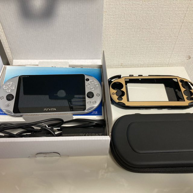 PlayStation(プレイステーション)の♦︎美品、希少♦︎PS vita シルバー　箱あり　専用　カバー　ケース付き エンタメ/ホビーのゲームソフト/ゲーム機本体(携帯用ゲーム機本体)の商品写真