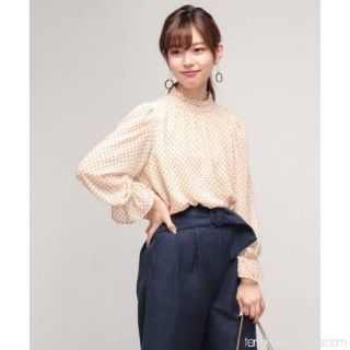 ナチュラルクチュール(natural couture)のベージュのドットブラウス(シャツ/ブラウス(長袖/七分))