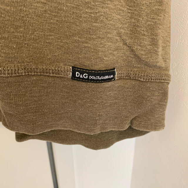D&G(ディーアンドジー)の《夏物売り尽くしSALE❗️》D&G   ロゴタグ付半袖カットソー　ブラウン メンズのトップス(Tシャツ/カットソー(半袖/袖なし))の商品写真