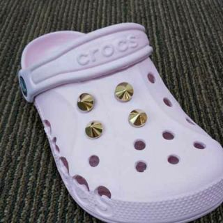 クロックス(crocs)のゴールドスタッズ丸型　4個　クロックス用　チャーム(その他)