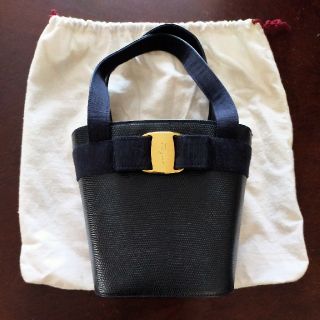 サルヴァトーレフェラガモ(Salvatore Ferragamo)の【美品】Salvadore Ferragamoバケツバッグ(ハンドバッグ)