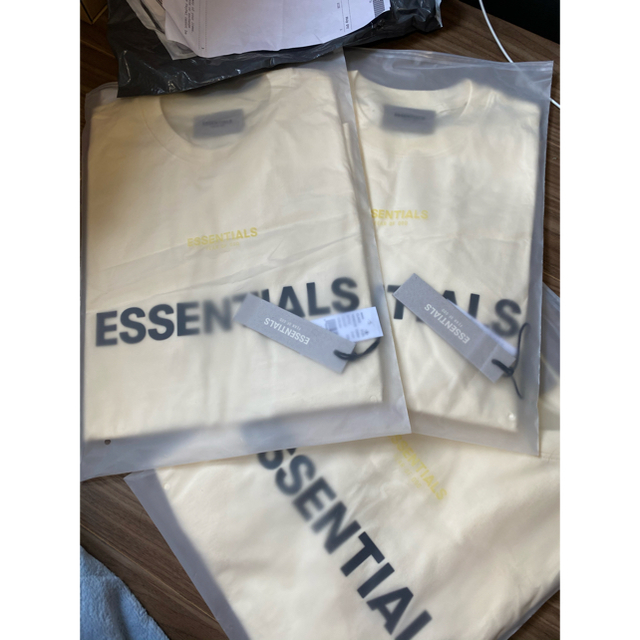 FEAR OF GOD(フィアオブゴッド)のEssentials Ss20 TシャツCream メンズのトップス(Tシャツ/カットソー(半袖/袖なし))の商品写真