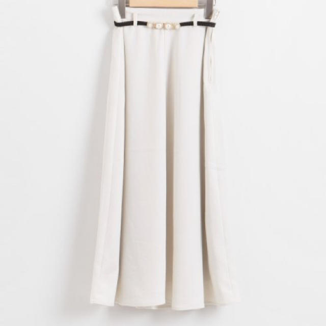 MAJESTIC LEGON(マジェスティックレゴン)の新品✨定価5830円　薄手のサテン素材のスカート  💕白　Sサイズ大特価 レディースのスカート(その他)の商品写真