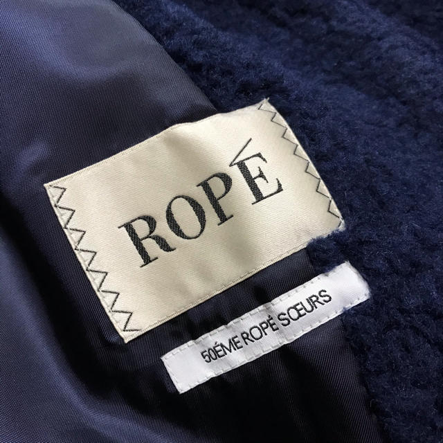 ROPE’(ロペ)のロペオーバーサイズ辻直子イタリアネイビーVネックノーカラーボアコート レディースのジャケット/アウター(ロングコート)の商品写真