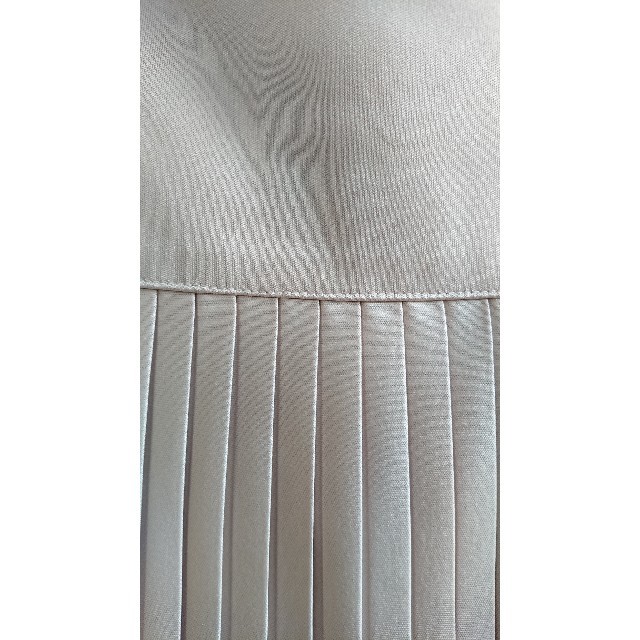 UNIQLO(ユニクロ)の🌸ココクマ様専用🌸UNIQLO U  プリーツミディスカート ベージュ☆ レディースのスカート(ひざ丈スカート)の商品写真