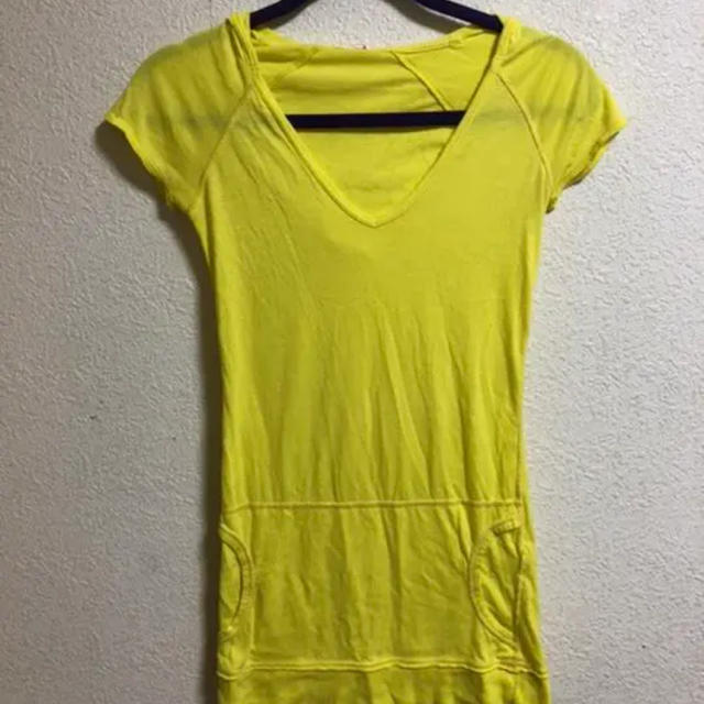 Tシャツ　イエロー　黄パーカー レディースのトップス(Tシャツ(半袖/袖なし))の商品写真