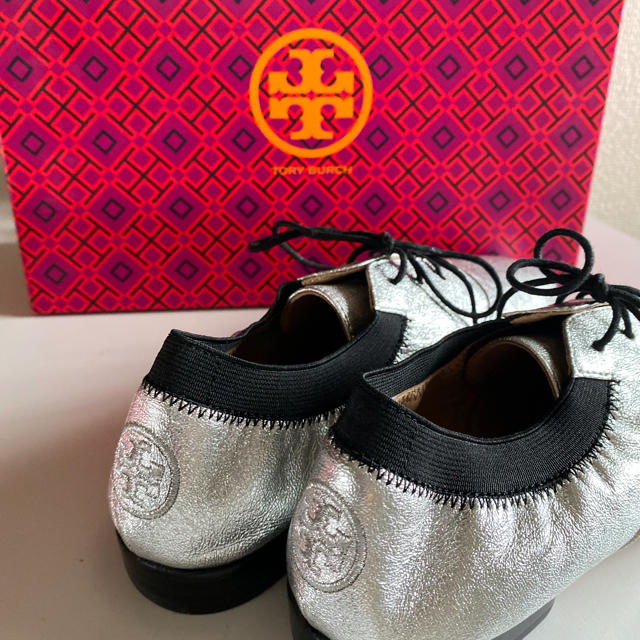 Tory Burch(トリーバーチ)の専用【 新品 TORY BURCH 】2点セット　スニーカー&フリル ニット レディースの靴/シューズ(スリッポン/モカシン)の商品写真