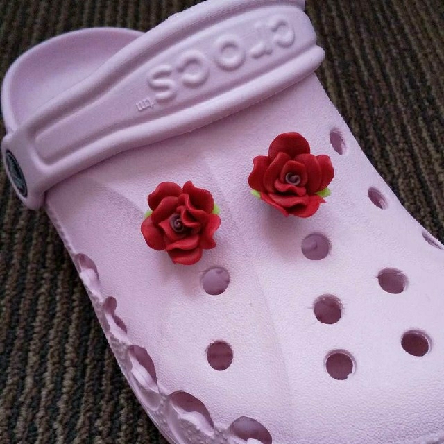 crocs(クロックス)の薔薇　2個セット　クロックス用チャーム レディースのアクセサリー(その他)の商品写真