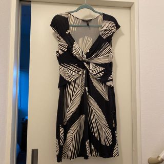 ビーシービージーマックスアズリア(BCBGMAXAZRIA)のBCBG MAXAZRIAワンピース　Lサイズペティートヤシの葉ガラ(ミニワンピース)