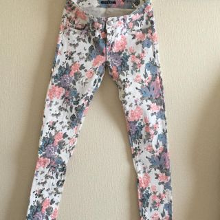 イング(INGNI)の花柄パンツ【お取り置き商品です】(スキニーパンツ)